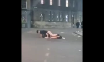 深夜の路上でカップル