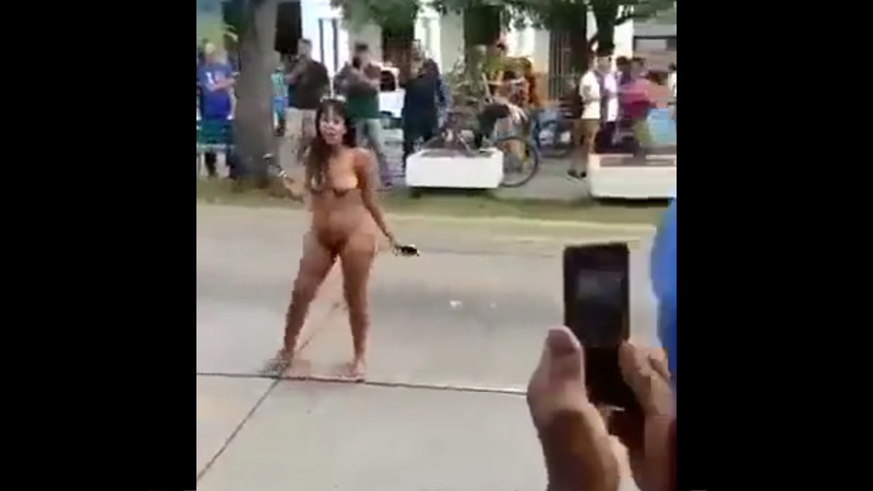 フルヌードの女