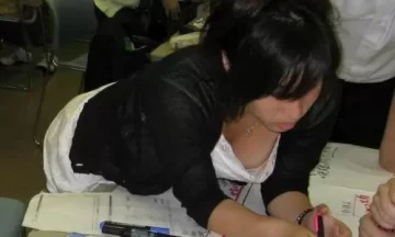 【盗撮】何かに夢中で