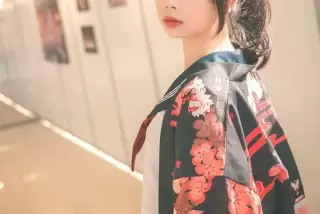 【画像】JKさん、廊下