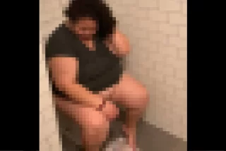 女性がトイレをしてい