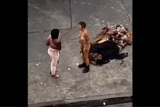 スラム街で裸の女性が