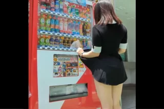 スカートの中を見せた
