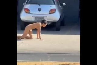 靴下しか履いていない