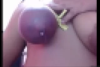 爆乳の女性が自分のお