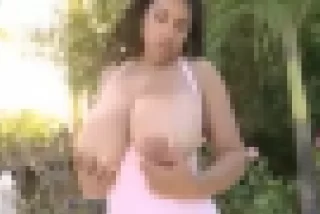 爆乳女性が街中でおっ