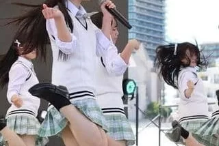 ライブ中にジャンプし