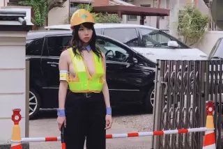 【画像】交通整理の女